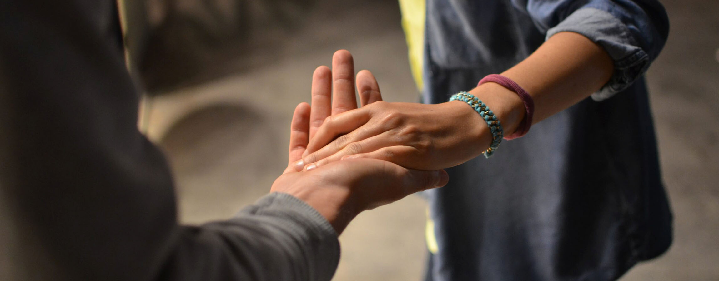 Dues persones donant-se la mà