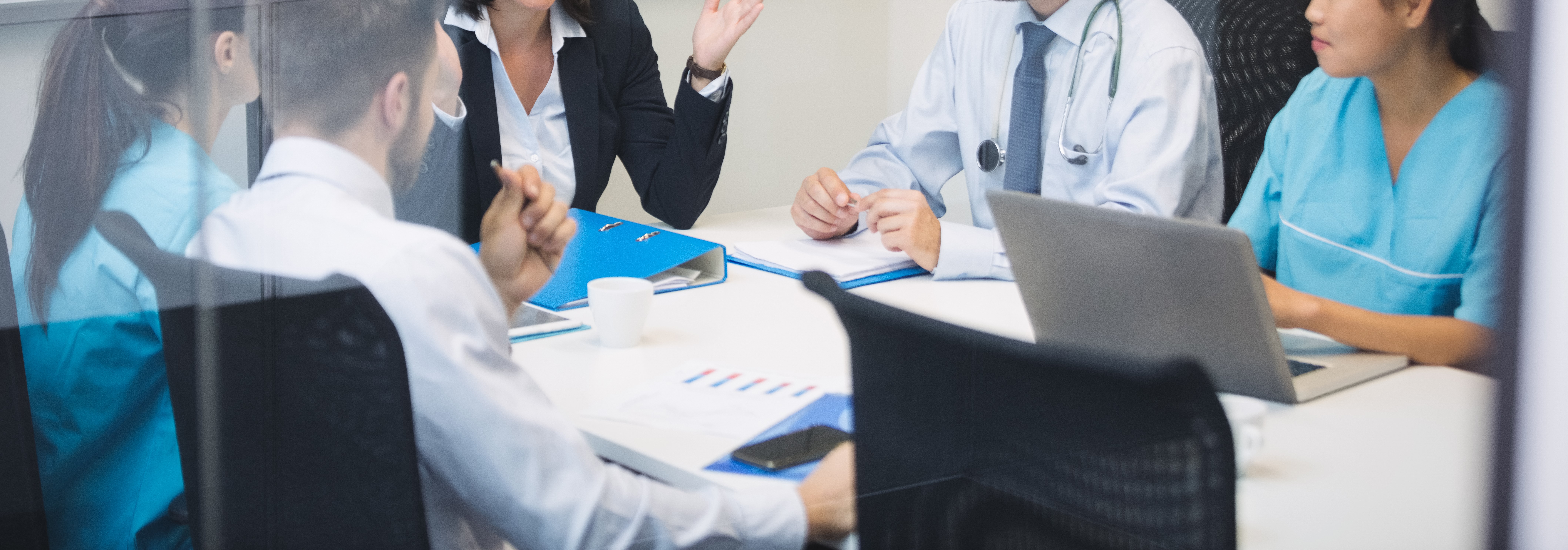 Equip de metges en una reunió