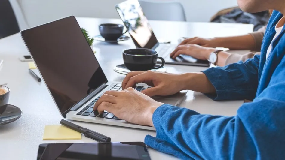 Persones treballant amb l'ordinador