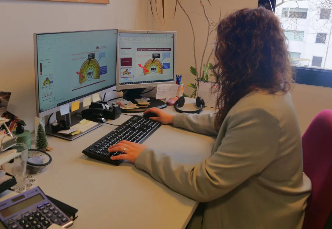 Treballadora del SEPSS del CSC realitzant un projecte