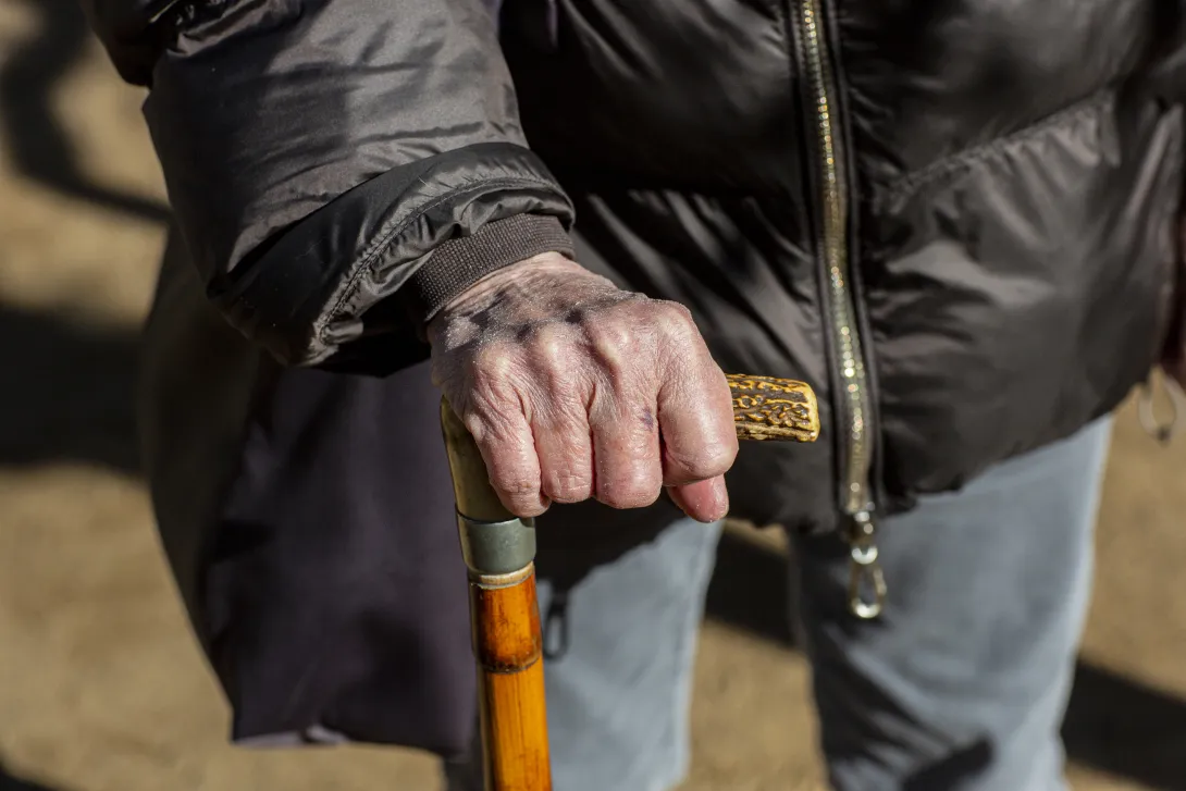 mà agafant un bastó